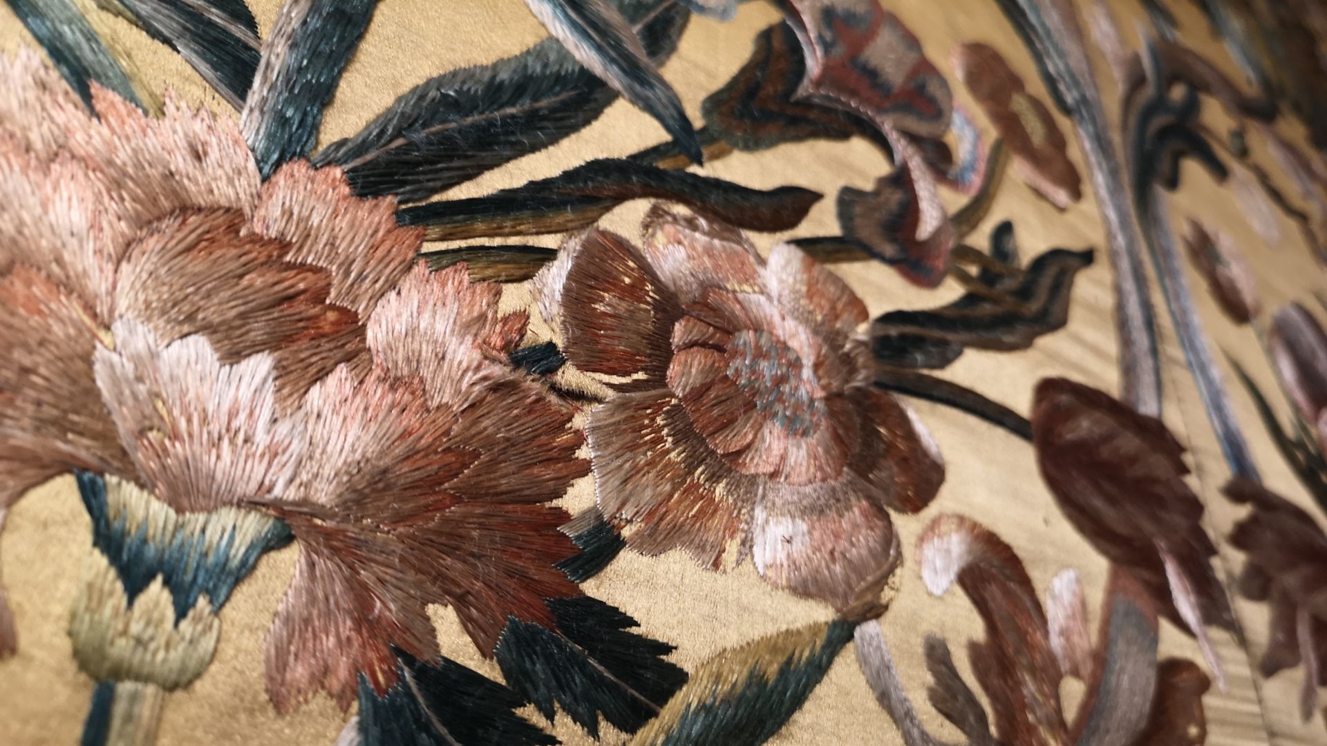 particolare dei tessuti di arredo del museo nazionale di palazzo Mansi