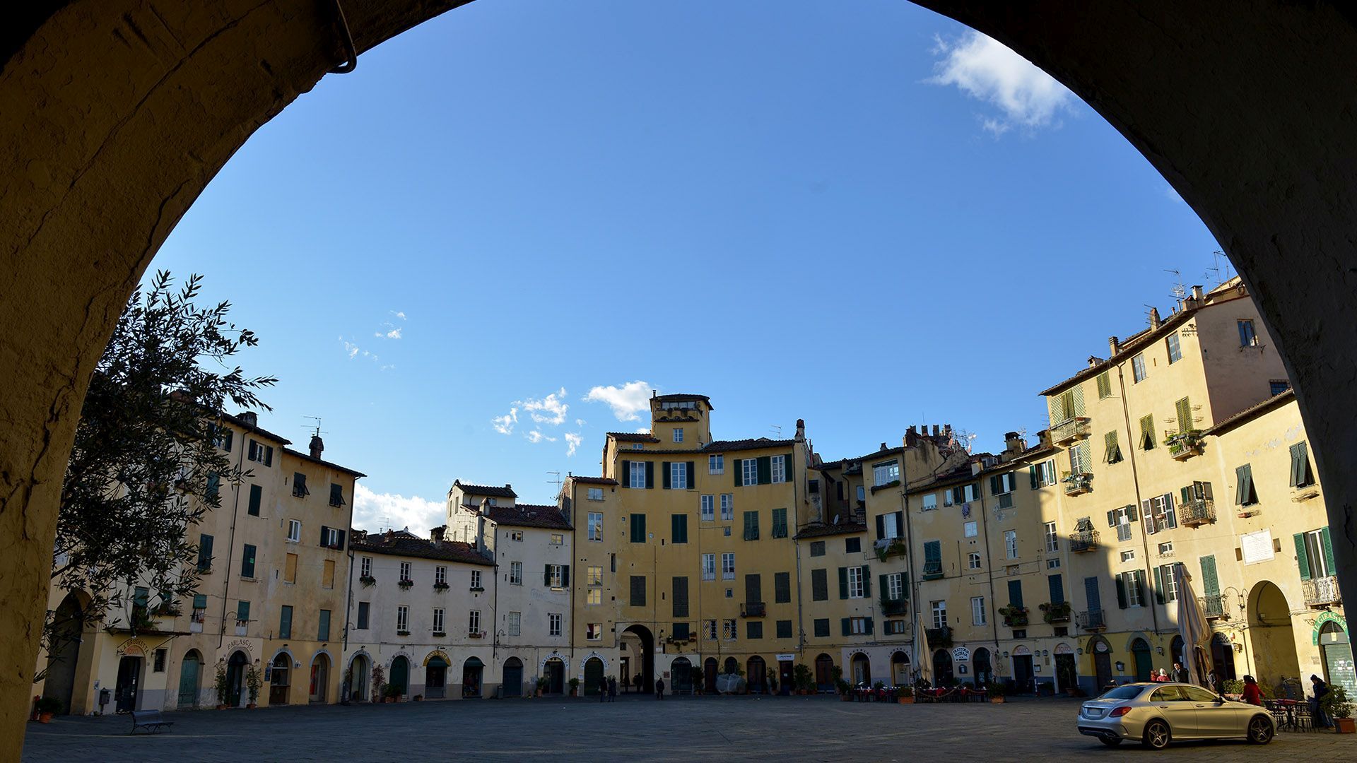 arco di ingresso della piazza Anfiteatro a Lucca