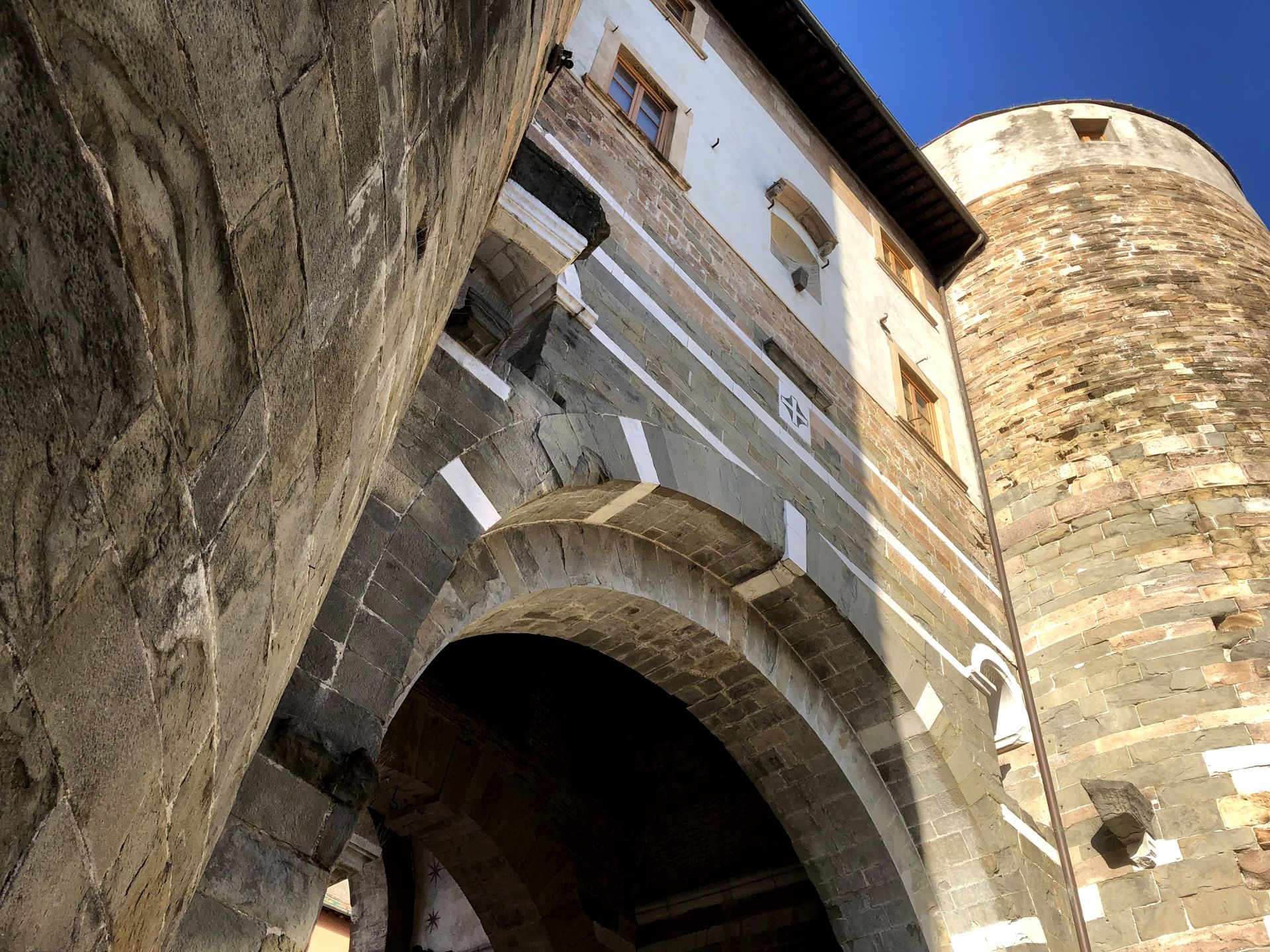 Das San Gervasio Tor der mittelalterlichen Stadtmauer