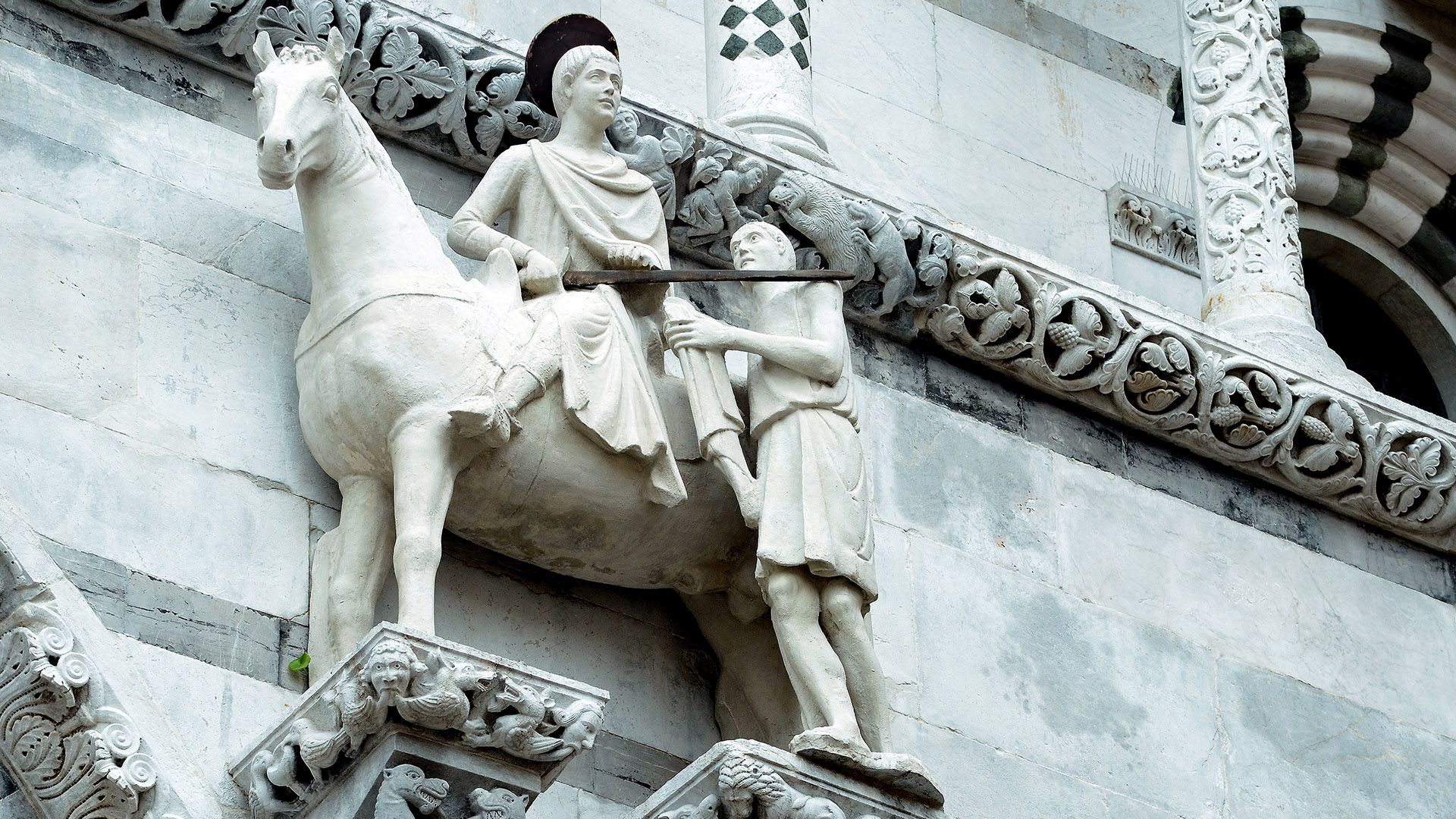 Statue von San Martino an der Fassade der Kathedrale von Lucca