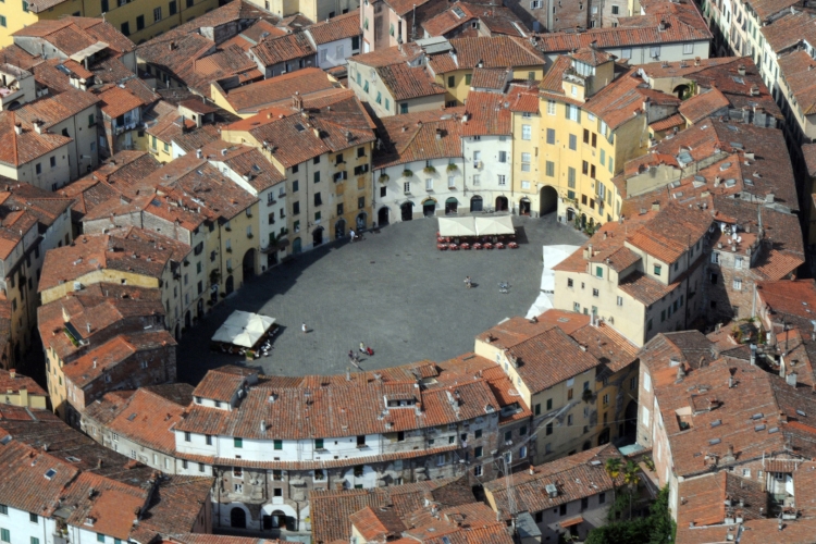 piazza dell'anfiteatro di Lucca