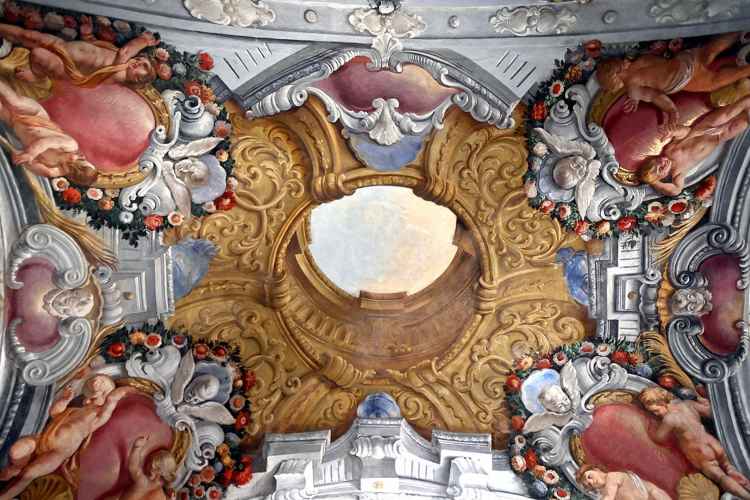 Deckenansicht im Oratorium der Schutzengel in Lucca
